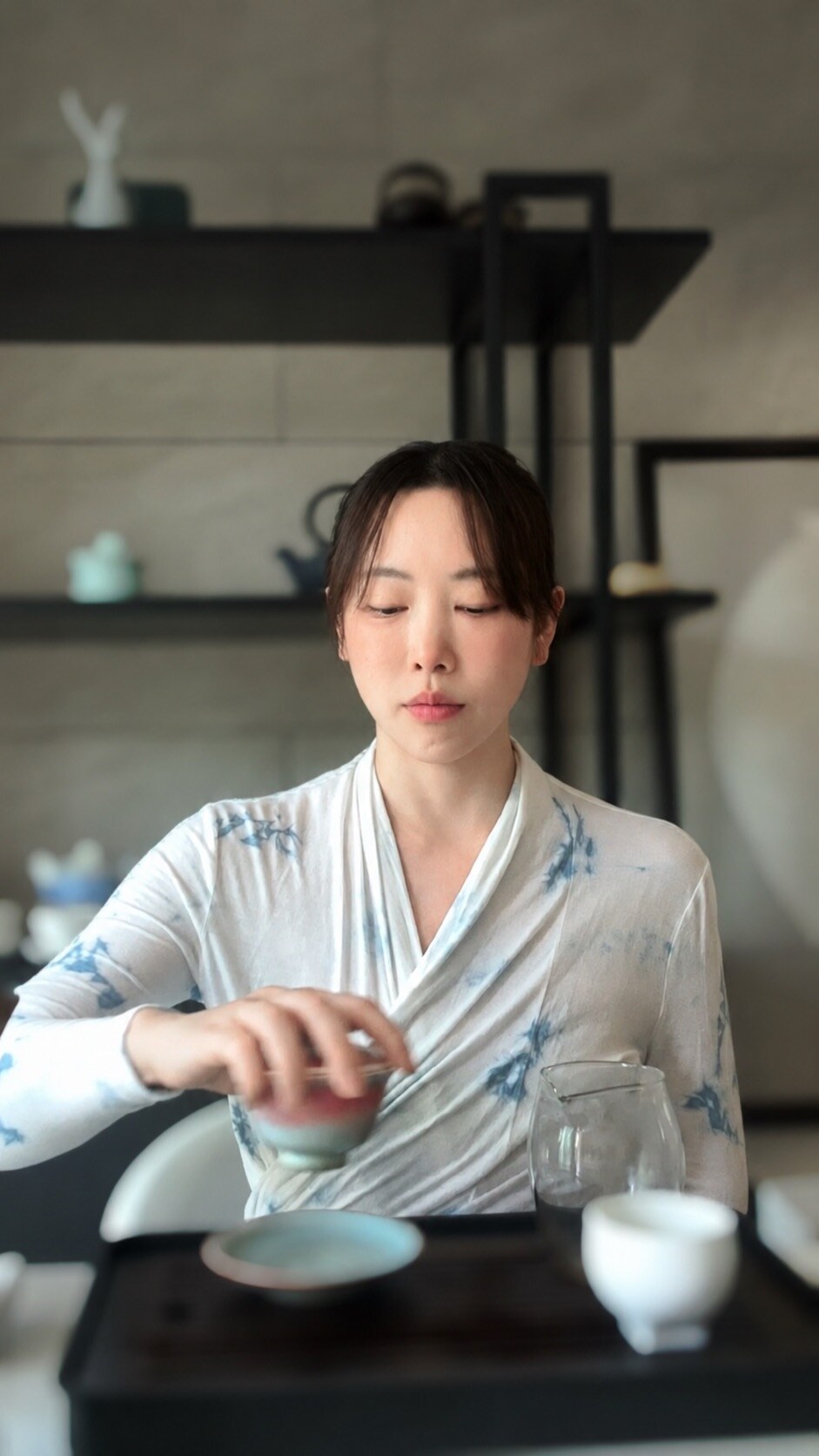 차를 따르며 쉬어가는 순간